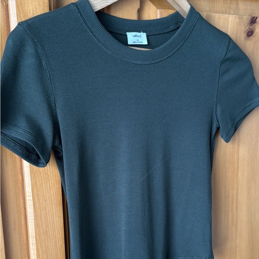 Aritzia t-shirt
Very dark green